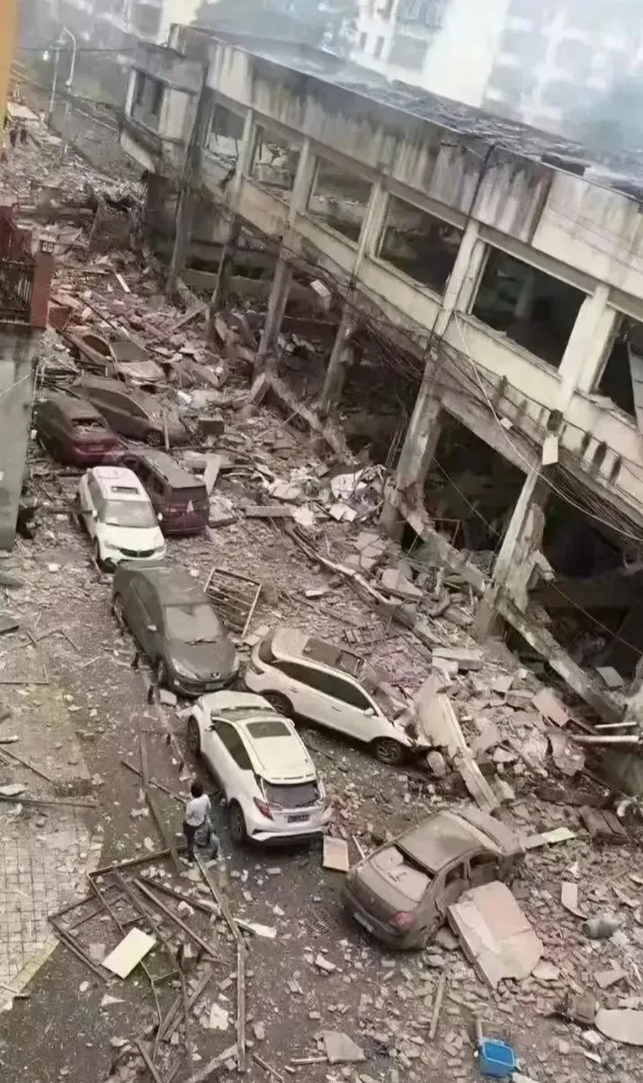 湖北十堰爆炸事故图片